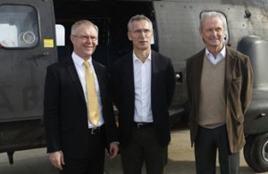 Foto: Iñaki Gómez /MDE 04/11/2015 El ministro de Defensa, Pedro Morenés,junto a Jens Stoltenberg, secretario general de la OTAN y Hannes Hanso, ministro de Defensa estonio en la base aérea de Zaragoza. Los acuerdos militares son previos al ataque de ISIS en París. 